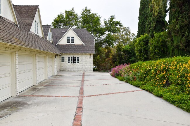 Building Photo - 8325 La Bajada Ave