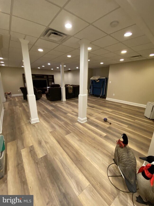 Building Photo - 6 Linden Ln