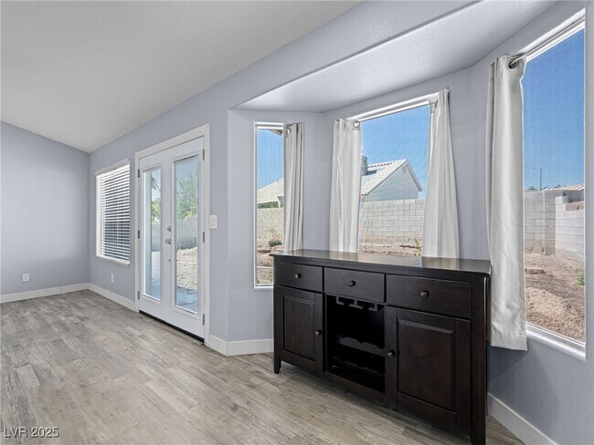 Building Photo - 4749 Califa Dr