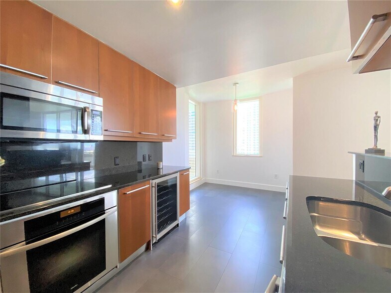 Building Photo - 901 Brickell Key Blvd