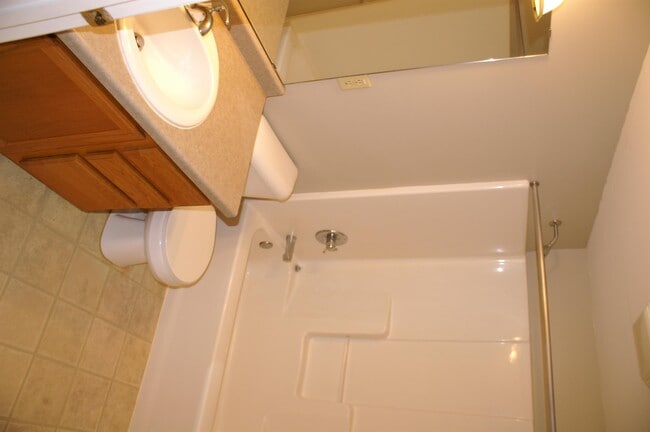 Building Photo - 680 Circle Pine Dr