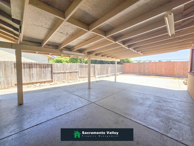 Building Photo - 8440 Sierra Sunset Dr