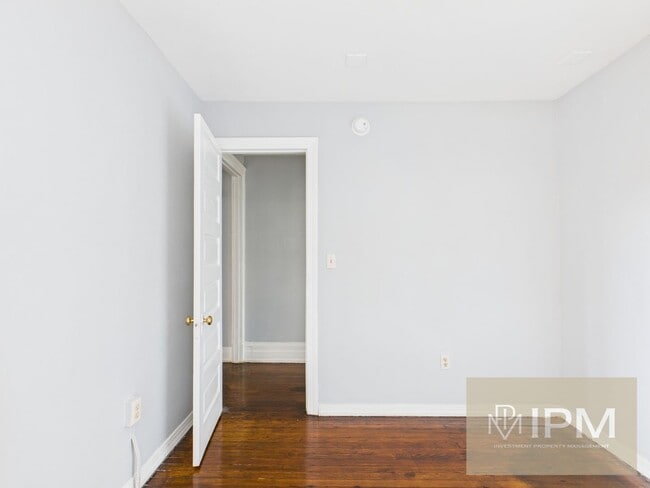 Building Photo - Available Now! Spacious 5 Bedroom, 1 Bath ...
