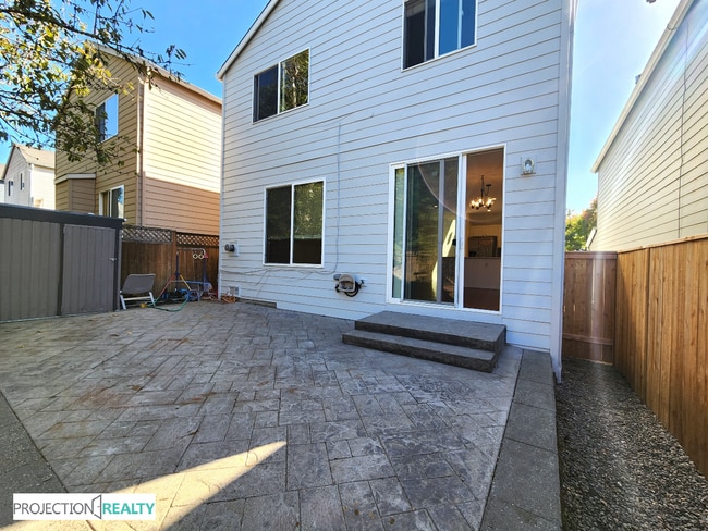 Building Photo - 849 NW Forest Creek Dr