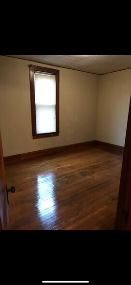 Building Photo - 607 7th St