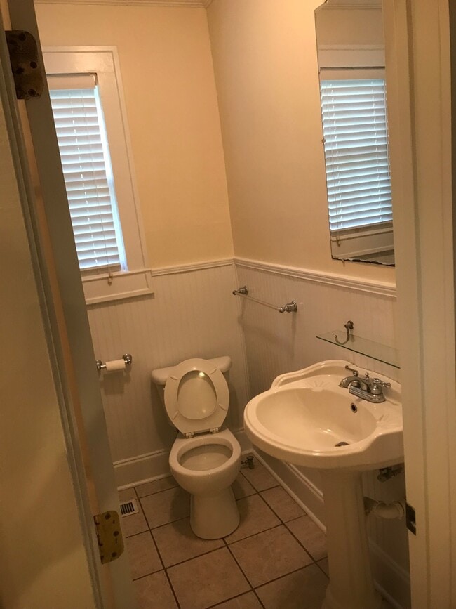 Building Photo - 823 Heidt St