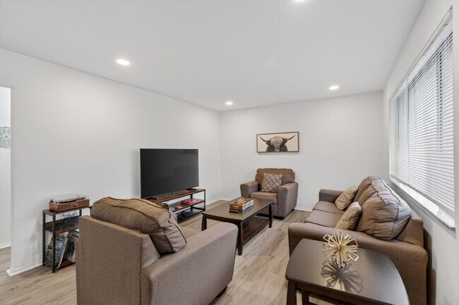 Building Photo - 1545 Reale Ave