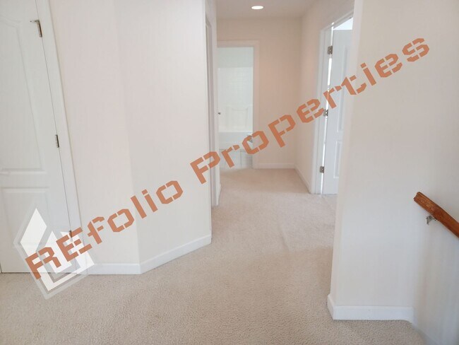 Building Photo - Lovely 5 Bedroom 4 Bathroom Single Family ...