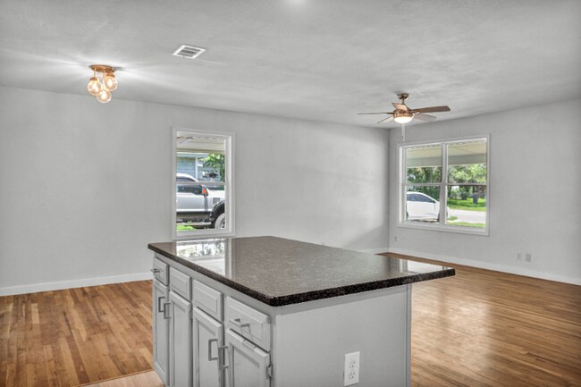 Building Photo - 705 E 9th Ave