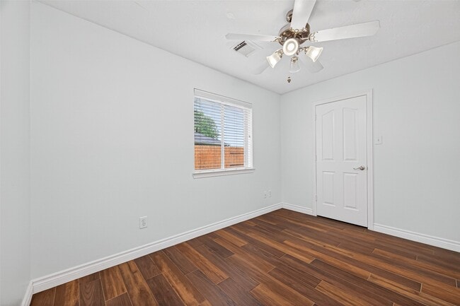 Building Photo - 23914 Glengate Dr