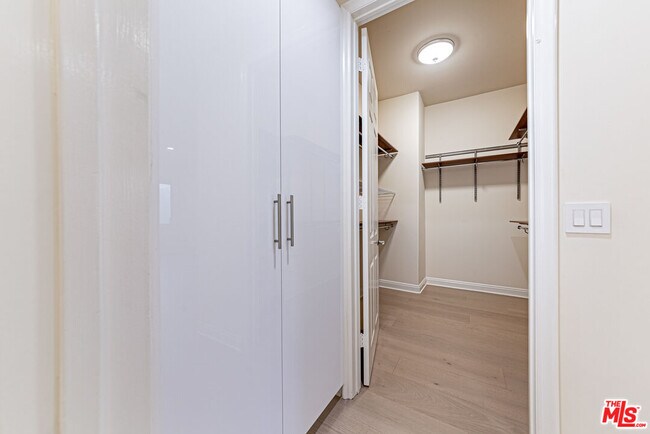 Building Photo - 143 N Arnaz Dr