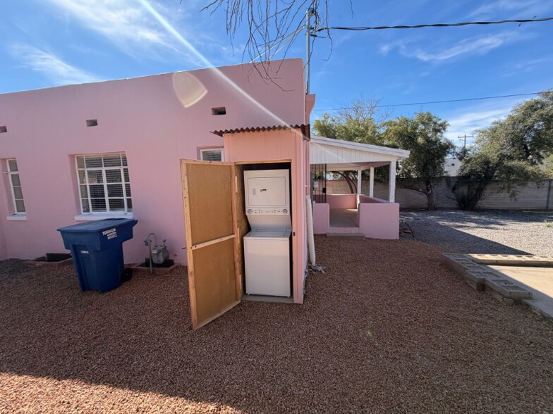 Building Photo - 1827 E Linden St