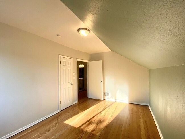 Building Photo - 3 Bedroom 2 Bath - City Compound - A Must ...