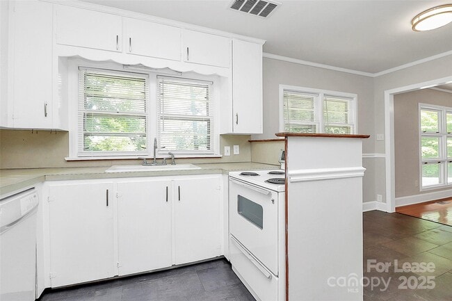 Building Photo - 207 Oak Dr