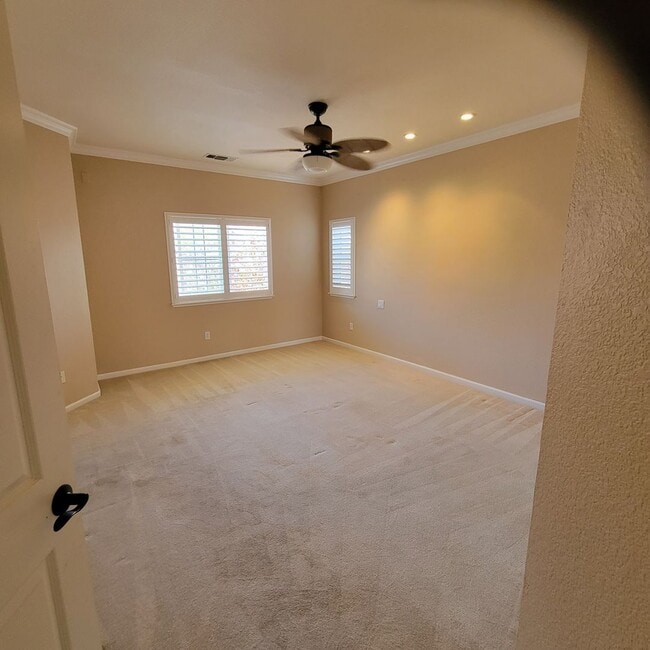 Building Photo - Big Beautifully updated 4-bedroom 2.5 bath...