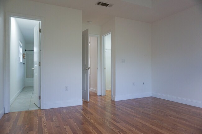 Building Photo - 127 Bronze Cir