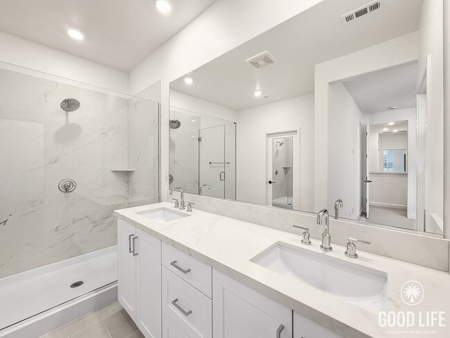 Building Photo - Stunning 3B/2.5BA Townhome in San Marcos A...