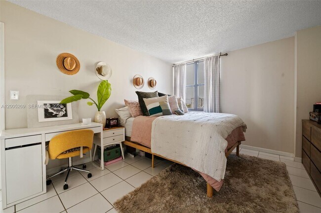 Building Photo - 2555 Collins Ave