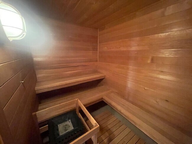 Building Photo - Private location overlooking Smiths Bay *2Bed*3bath