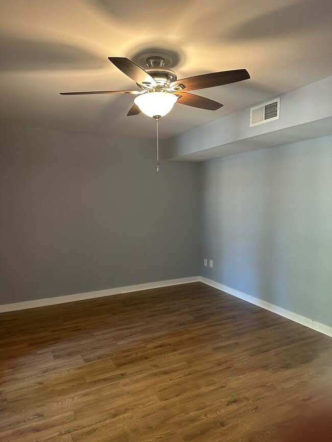Building Photo - BEAUTIFULLY RENOVATED TOWNEHOME IN WASHING...