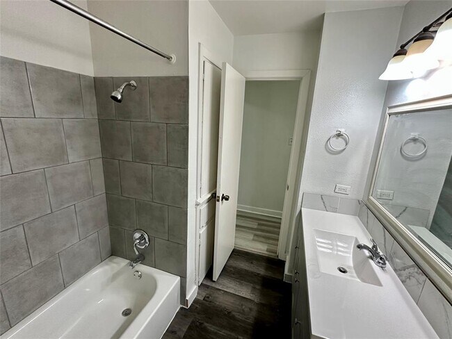 Building Photo - 530 Edgebrook Dr