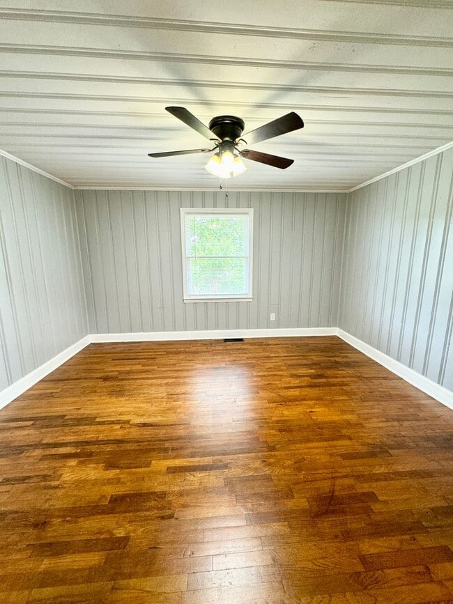 Building Photo - Move in ready! Fully Renovated with attent...