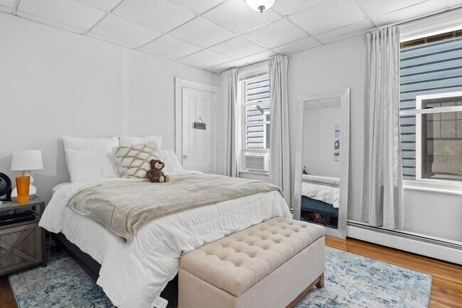 Building Photo - 703 E 2nd St