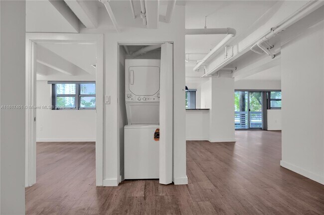 Building Photo - 4332 Collins Ave