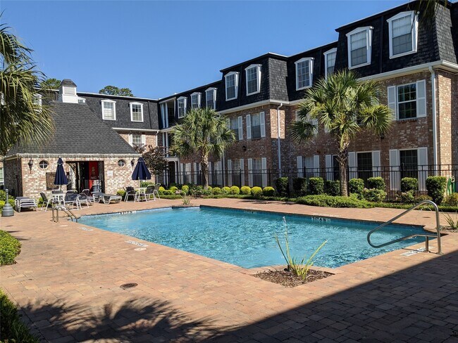 Building Photo - 361 N Post Oak Ln