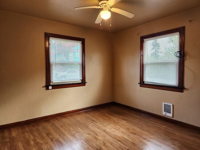 Building Photo - Cozy 2 Bedroom Duplex With Detached Garage