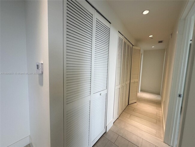 Building Photo - 2000 Metropica Wy