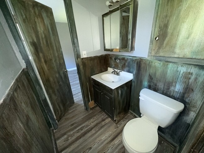Building Photo - 2732 Woodside Dr