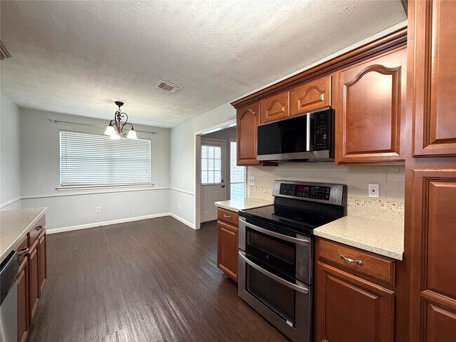 Building Photo - 1806 Airline Dr