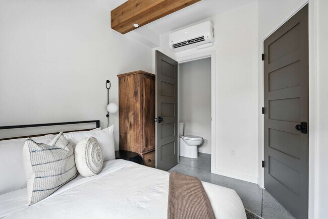 Building Photo - 925 NE 23rd Ave