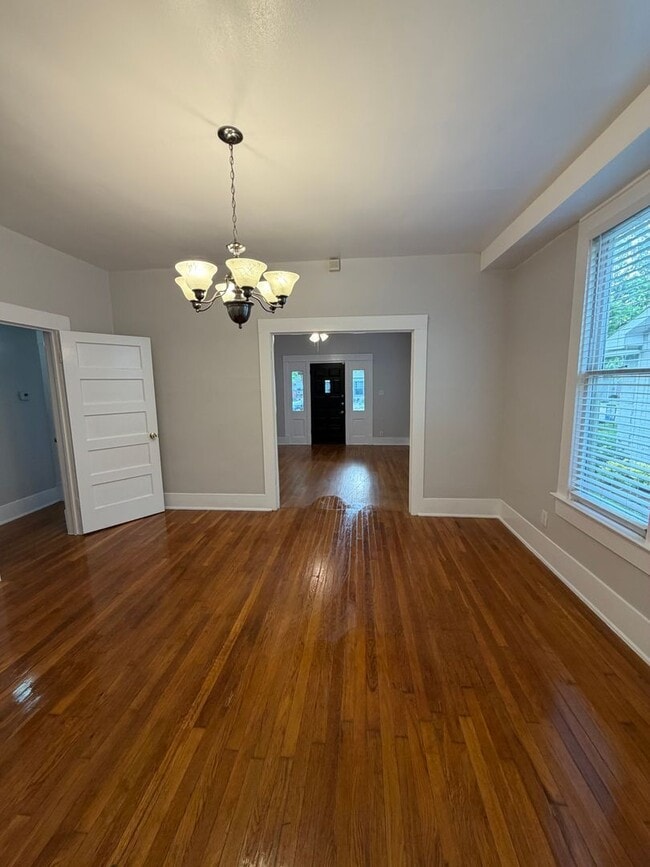 Building Photo - Stylish 2/2 Bungalow with Modern Kitchen & Spacious Backyard
