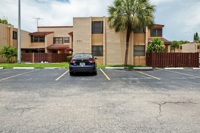 Building Photo - 2 Bed / 2 Bath Condo for Rent – Prime Miami Location