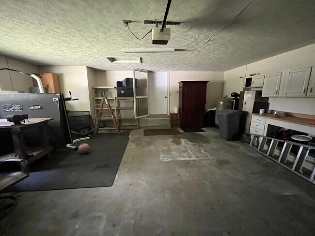 Building Photo - 3 Bedroom, 2 Bathrooms, with pool on 3 Acres