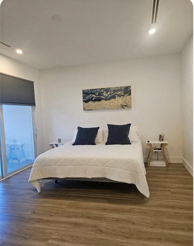 Building Photo - 2275 SE 7th St