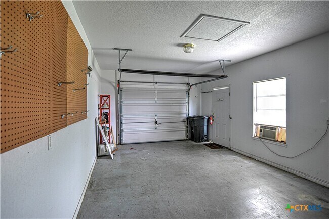 Building Photo - 4725 Stone Oak Dr