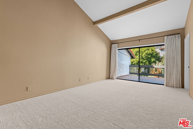 Building Photo - 1561 Palisades Dr