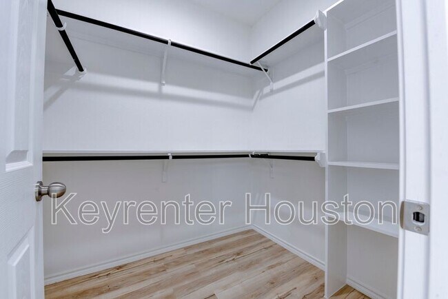 Building Photo - 8203 Woodlyn Rd