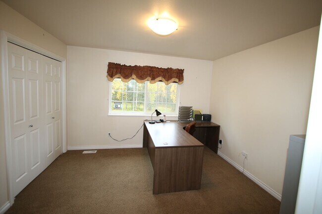 Building Photo - Lovely 4-Bedroom, 2.5-Bathroom Fully Furni...