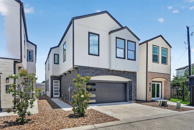 Building Photo - 2926 El Fenice Ln