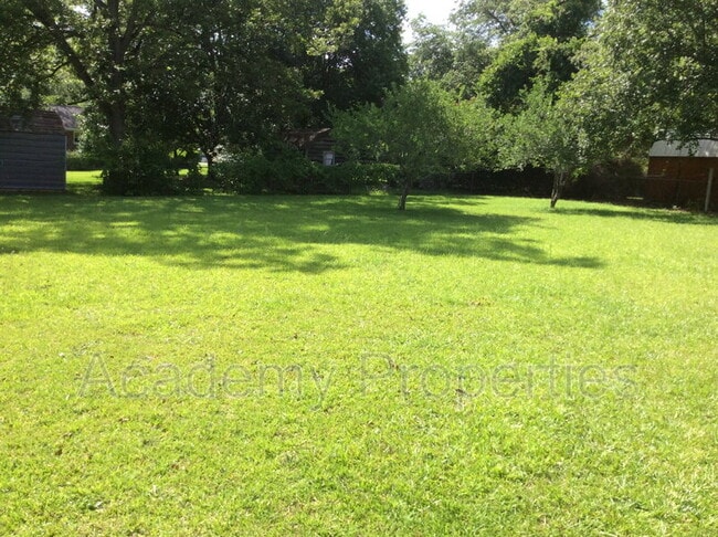 Building Photo - 208 Ball St