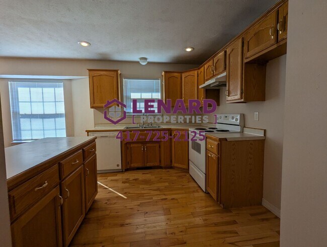 Building Photo - Large 3 Bedroom Home Ready for Move In!