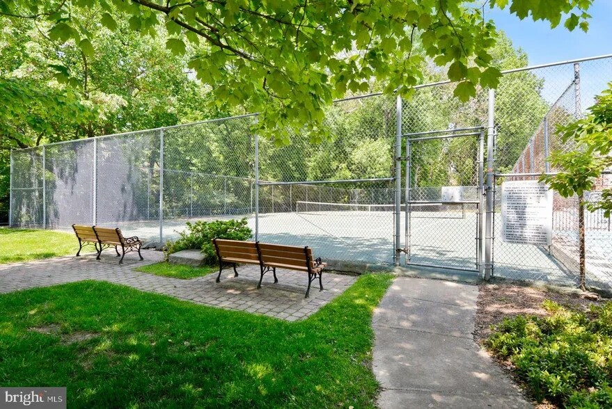 Building Photo - 10600 Kenilworth Ave