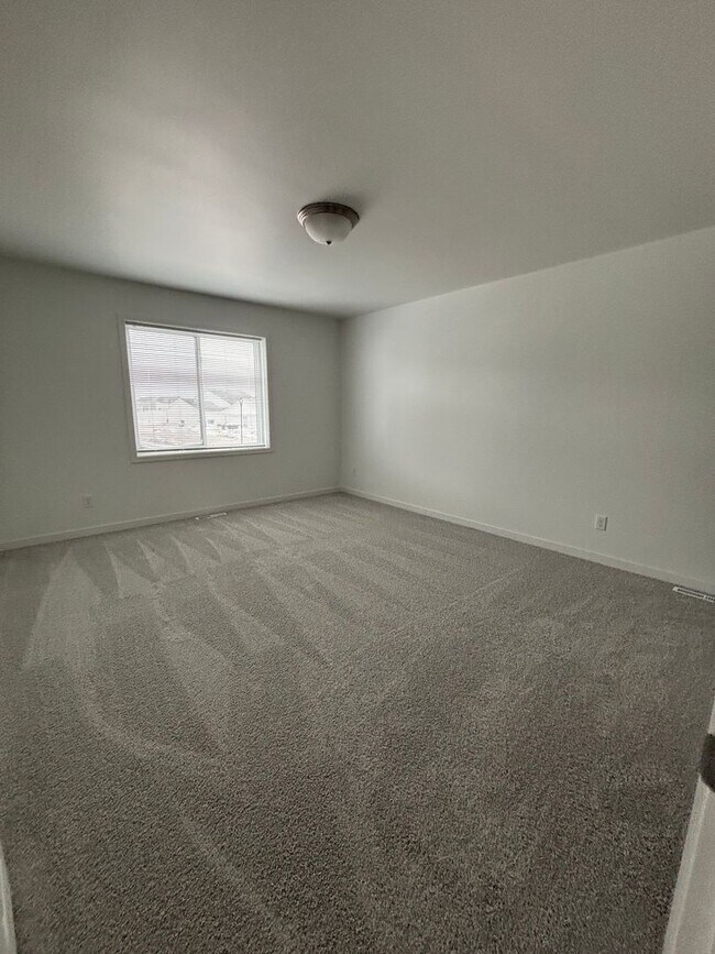 Building Photo - 3 Bed 3 Bath Townhome