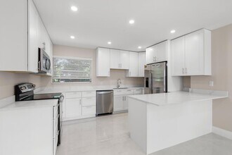 Building Photo - 301 SE 12th Ave