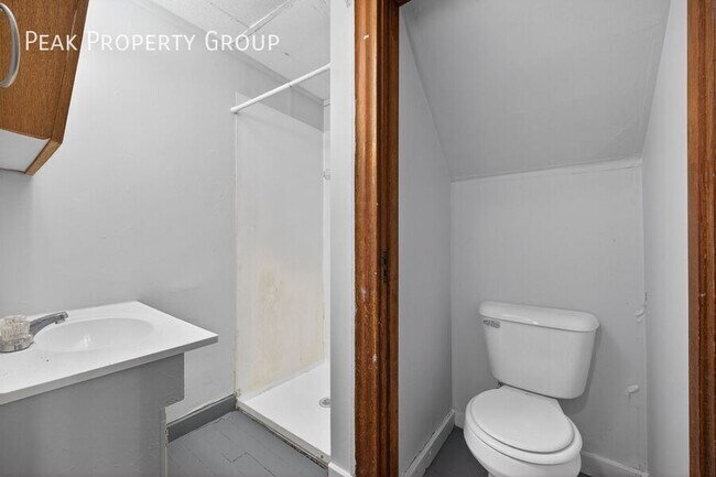 Building Photo - 2339 Rohs St