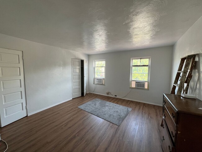 Building Photo - Sharpsburg - 3 BR House, Dining Room, Larg...